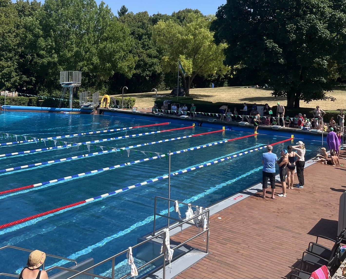 Schwimmbadtag: Zelten im Schwimmbad – Sport, Spaß und Gemeinschaft